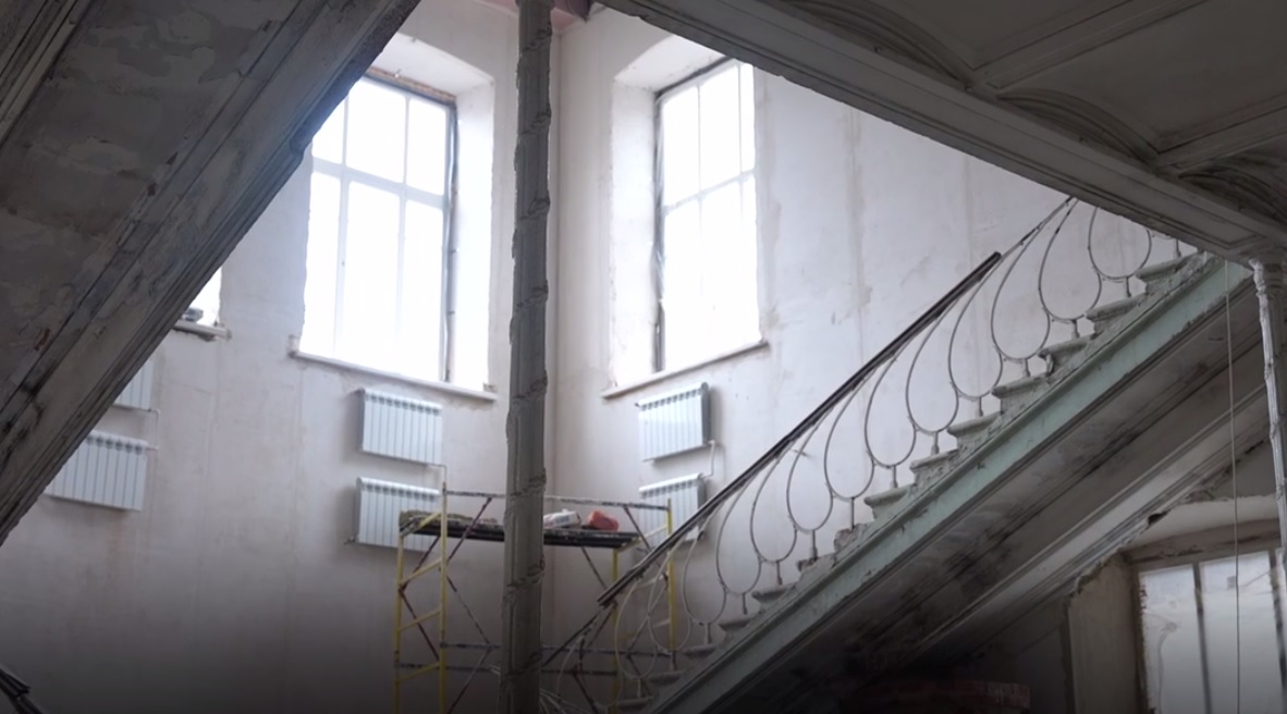 «Работать надо по-другому»: Володин обрушился с критикой на главу Аткарского района из-за застывшей реставрации педучилища